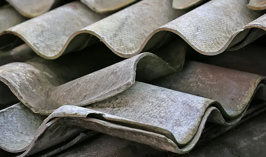Alte, verwitterte Wellplatten aus Asbestzement